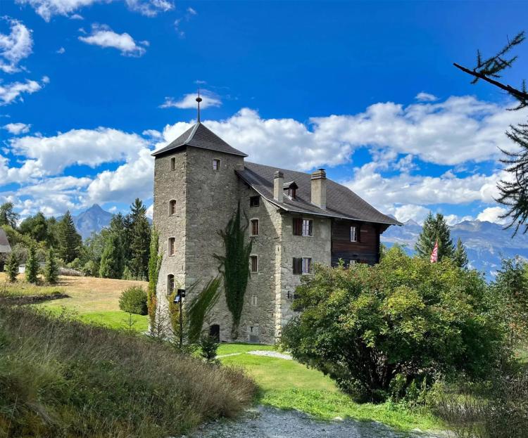 Domaine exceptionnel et exclusif entièrement rénové au coeur des Alpes Valaisannes
