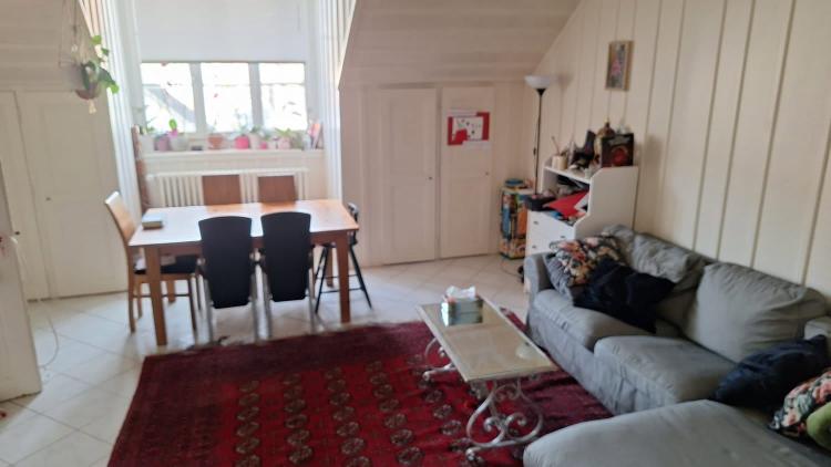 Geräumige Dachwohnung mit 5 Zimmern im Zentrum von Lignières
