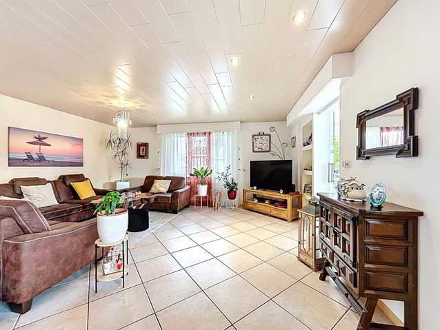 Charmante villa de 4.5 pièces, aménagée en 5.5 avec chambre...