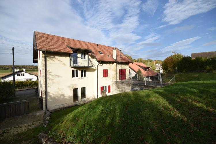 Gebäude bestehend aus 3 Wohnungen für große Familien