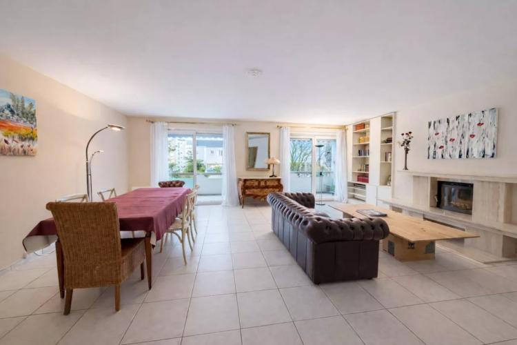 Spacieux logement traversant avec grand balcon