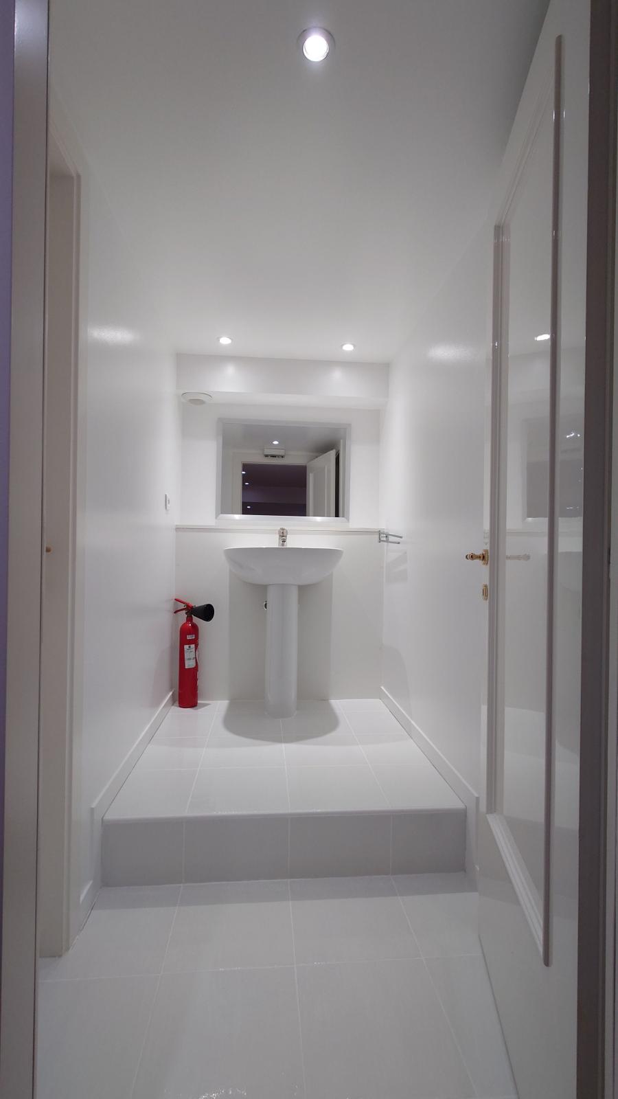 Bureau avec vitrine donnant une rue piétonne