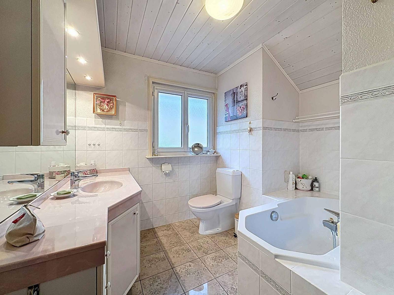 Maison familiale avec piscine et espaces extérieurs