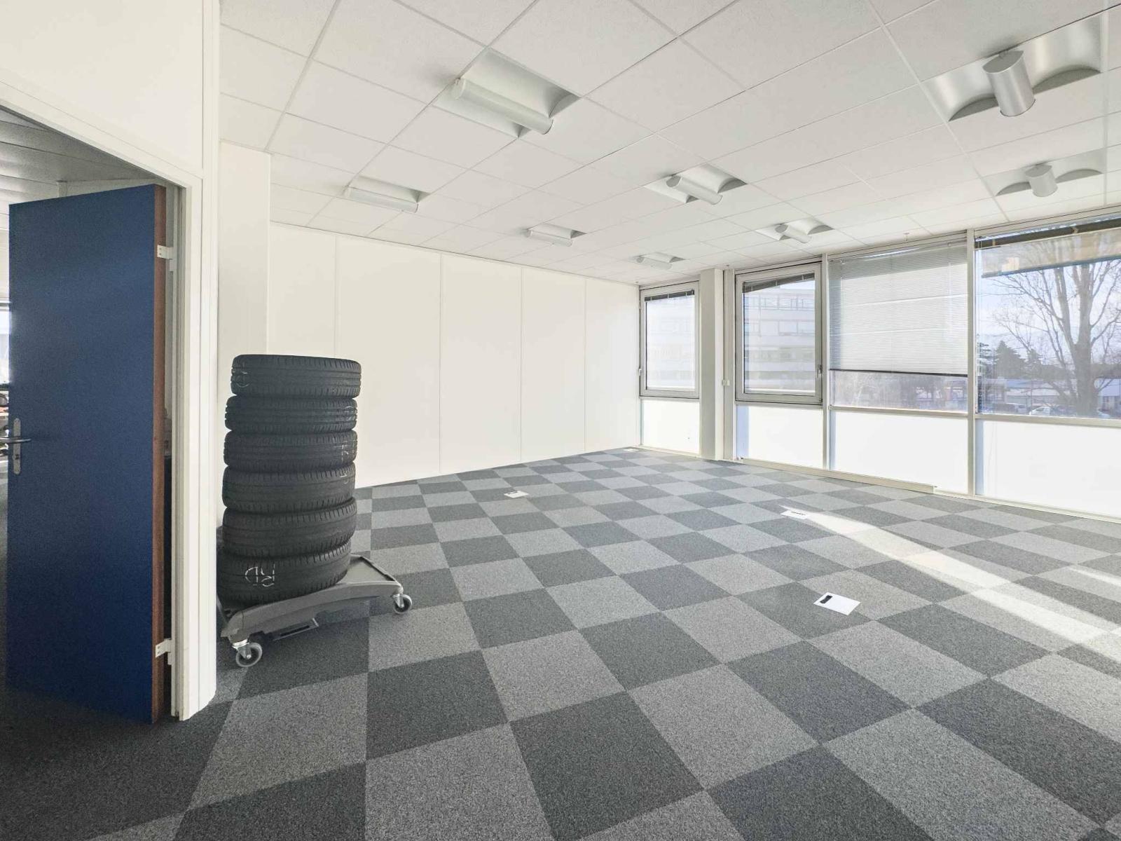 Bureau de 283 m² au 1er étage d’un bâtiment industriel au Lignon