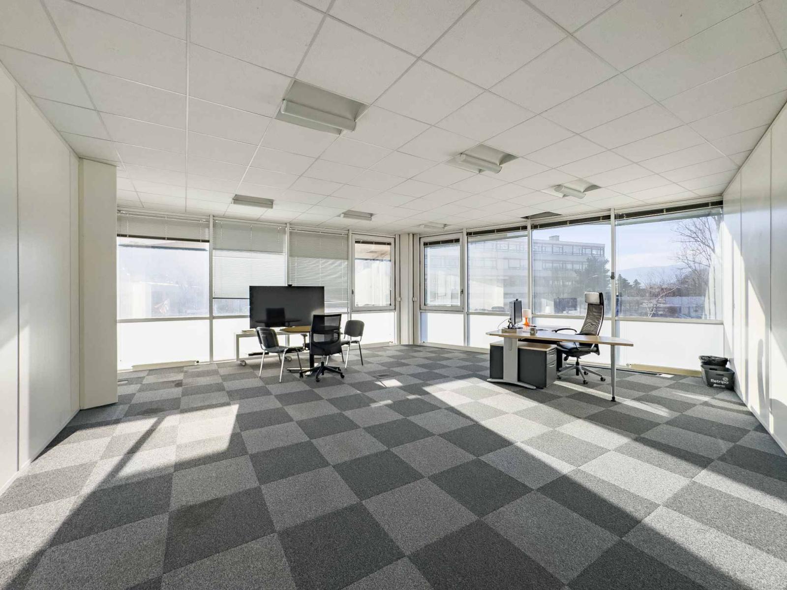 Bureau de 283 m² au 1er étage d’un bâtiment industriel au Lignon