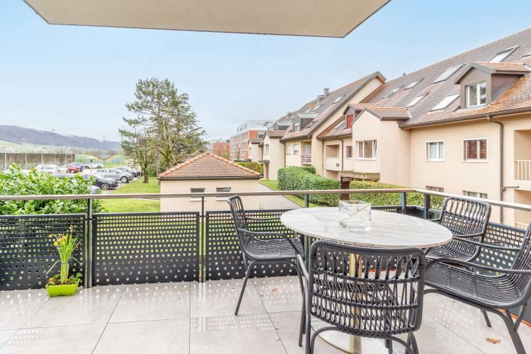 Gland : Charmant appartement avec jolie balcon et jardin exceptionnel.