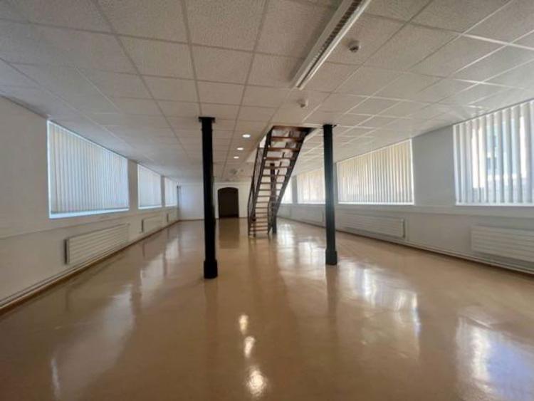 Faites une offre pour ce très bel Immeuble mixte, avec 14 garages et 18 places de parc