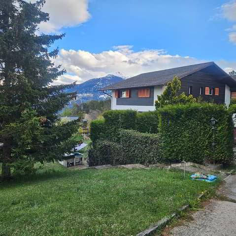 Maison individuelle divisée en 3 appartements à Montana Village