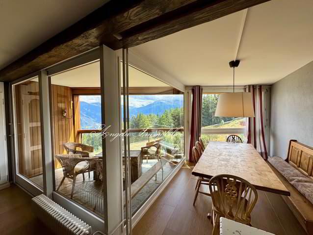 Spacious 5-room apartment with stunning Alpine views in Crans-Montana