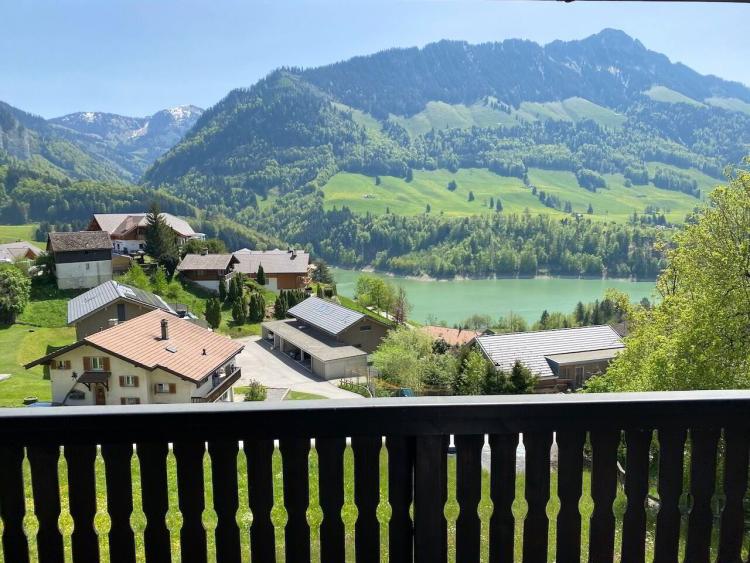 Chalet de deux appartements avec vue imprenable à Crésuz