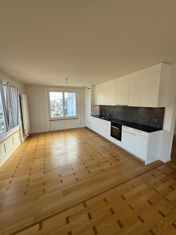 Geräumige 4-Zimmer-Wohnung mit Balkon in Peseux