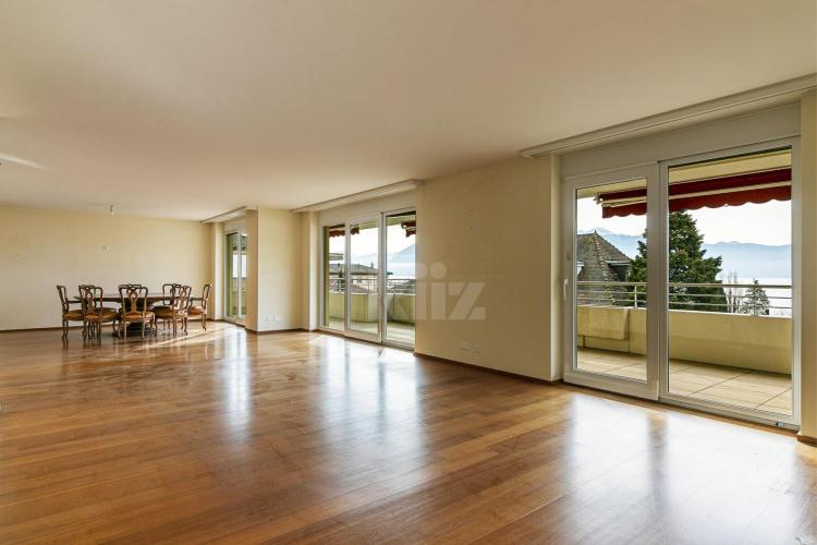 Appartement avec grand balcon et vue sur le Lac