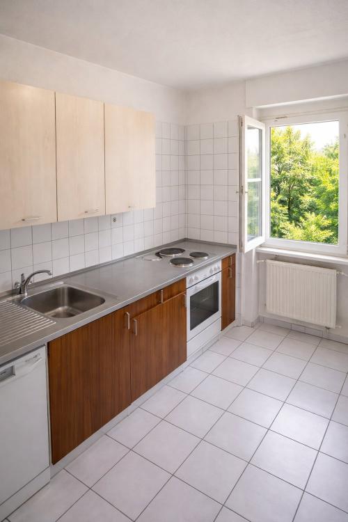 Appartement spacieux de 4,5 pièces avec balcon et parking à Fribourg