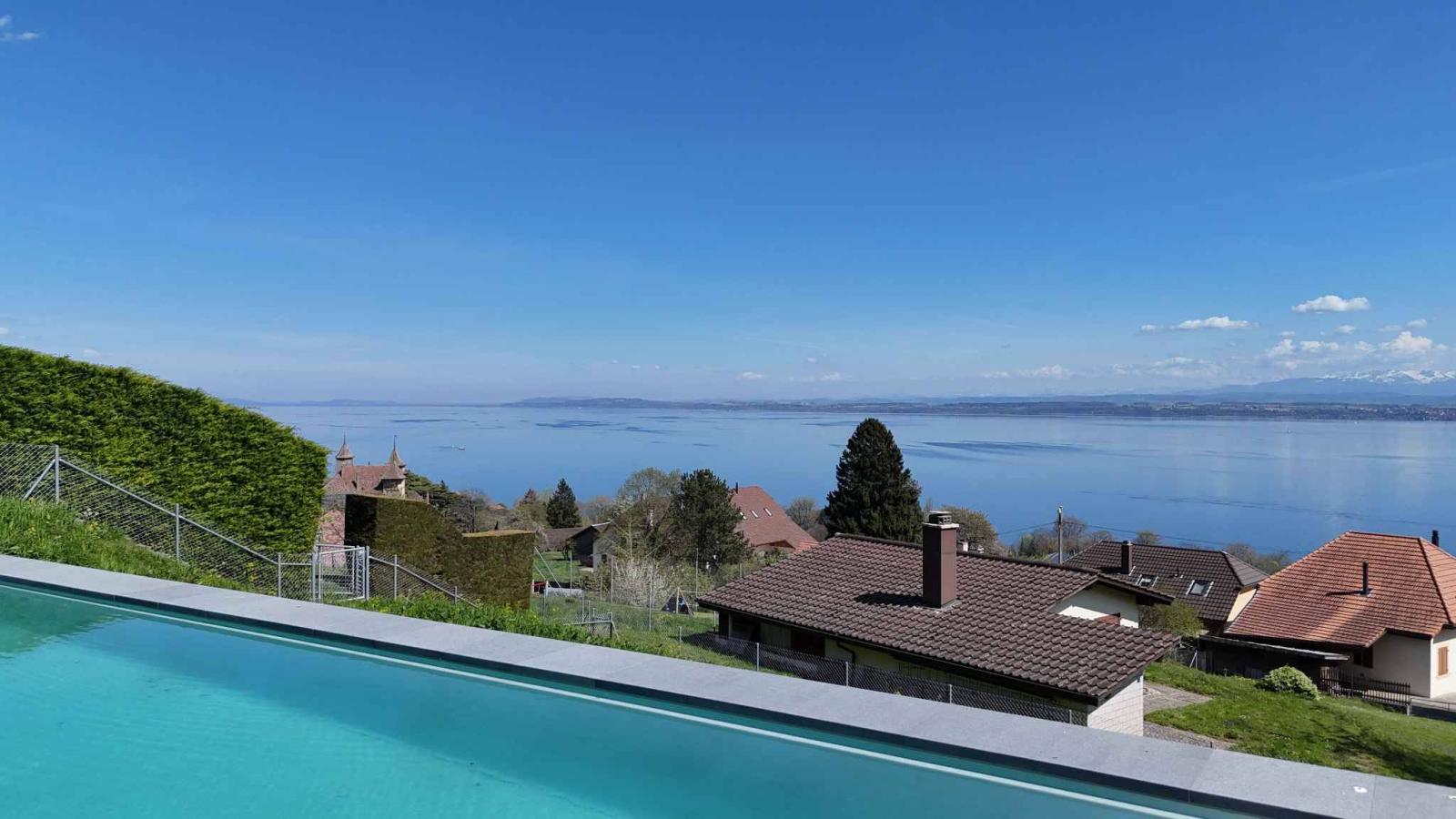 Villa d’exception suspendue entre lac et Alpes