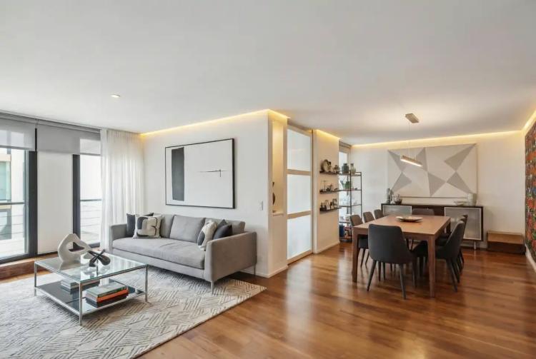 Luxurious Apartment in the Heart of Geneva with a View of Rue du Marché