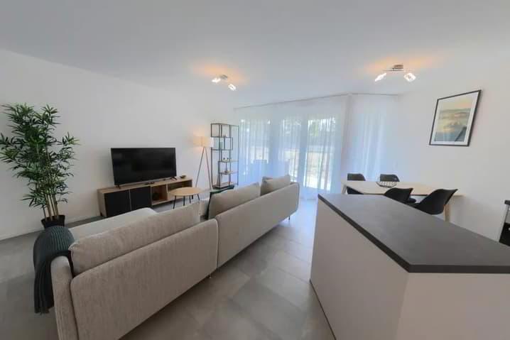 Furnished 2-Bed in Nyon with Garden and parking / Appartement 2...