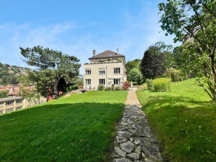 Grand appartement de rendement dans maison de maître avec jardin