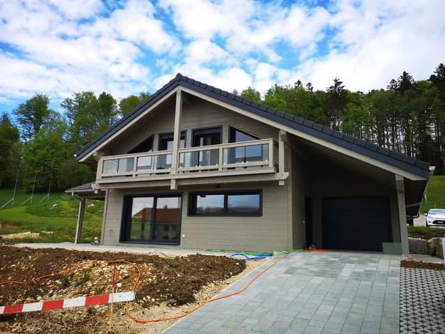 Maison moderne en madrier thermo-chauffé, avec garage, terrasse et...