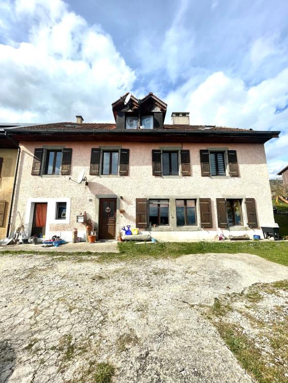 Mietshaus mit 4 Wohnungen und 7 Parkplätzen