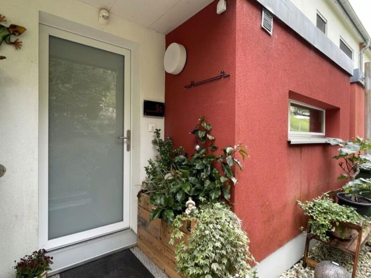 Charmante villa contiguë de 4.5 pièces avec terrasse et jardin