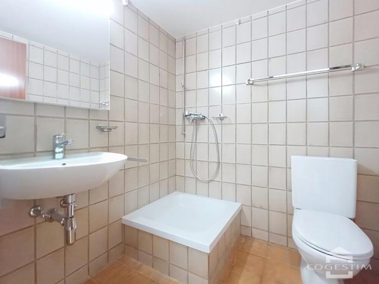 Studio au rez-de-chaussée d’un petit immeuble