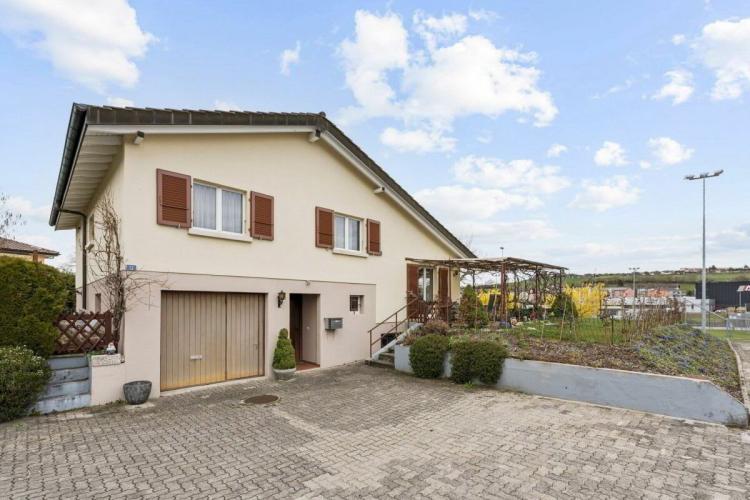 Einfamilienhaus mit Potenzial und grossem Grundstück