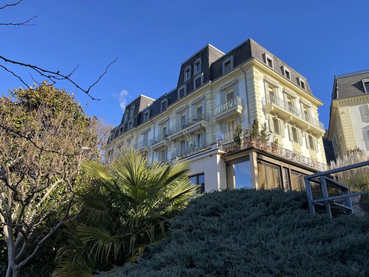 3.5-room apartment on 4th floor with lake view.