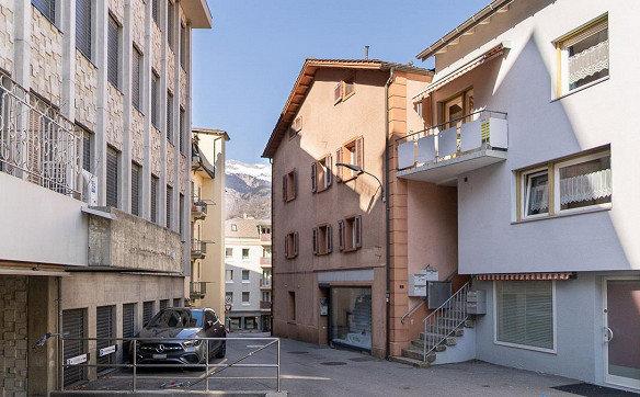 MFH mit drei Wohnungen und einem Geschäftslokal im Zentrum von Brig