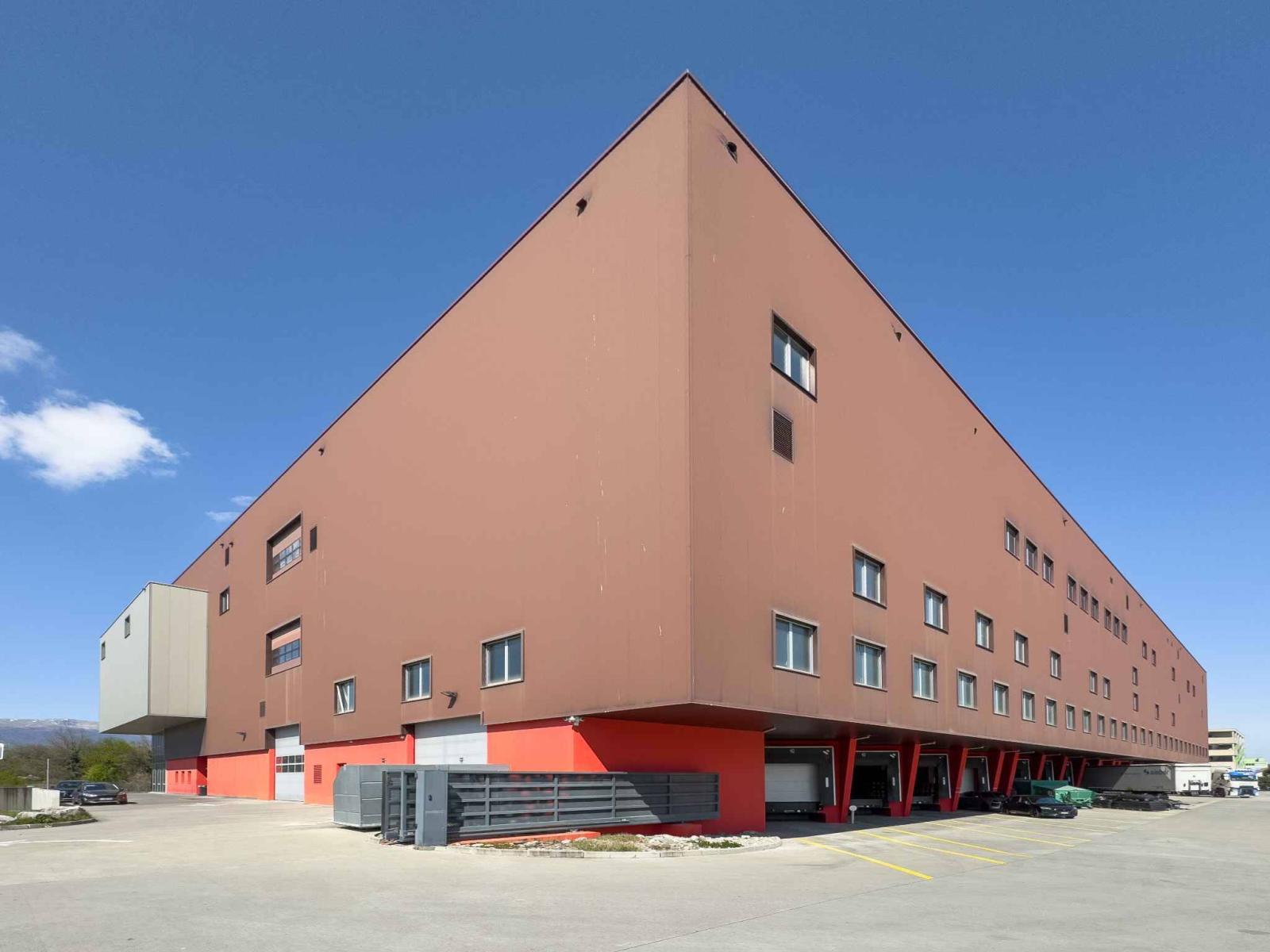 Magnifique dépôt Logistique de 2'157m² avec Quais de Déchargement