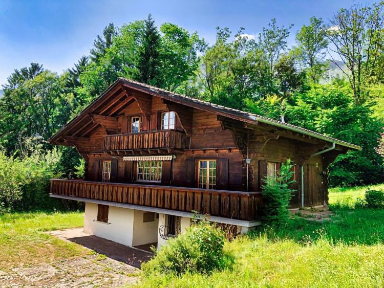 Geräumiges Chalet - außergewöhnliche und seltene Lage, 15 Minuten von Gstaad