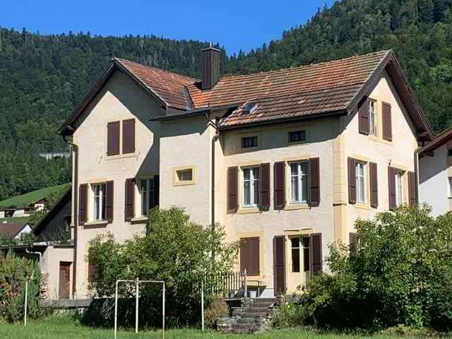2123 St-Sulpice Verkauf eines alten Dorfhauses zur Renovierung mit großem Grundstück