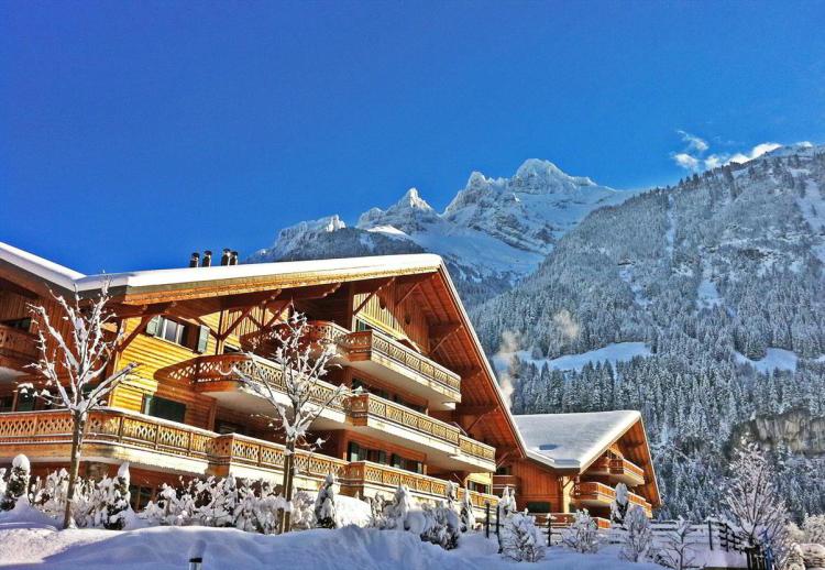 Slendide appartement au coeur de Champéry, village traditionnel des Alpes suisses, et du très renommé domaine des Portes du Soleil. Ce vaste et luxueux appartement propose de magnifiques vues impre …