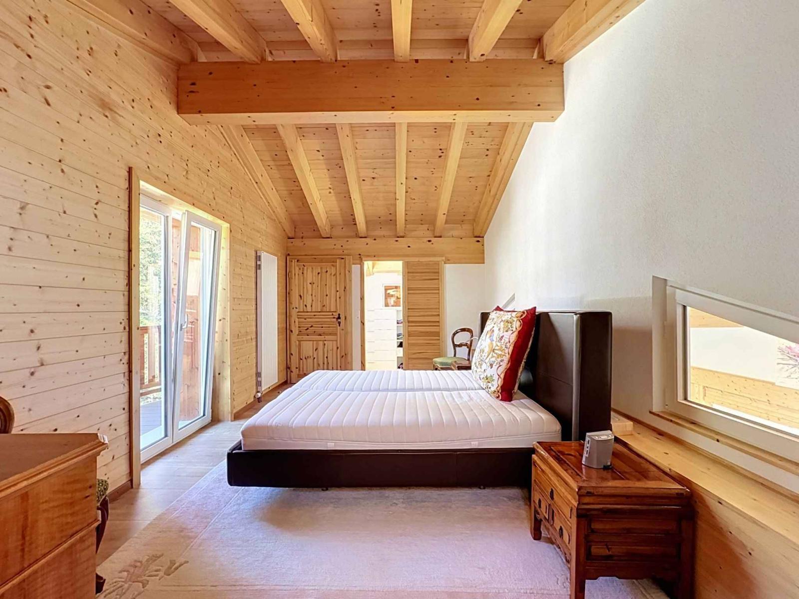 CHALET DE 15,5 PIÈCES
COMPOSÉ DE TROIS APPARTEMENTS INDÉPENDANTS