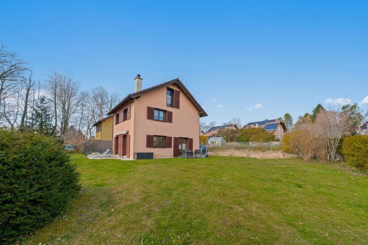Élégante villa mitoyenne par les garages profitant d'un cadre paisible