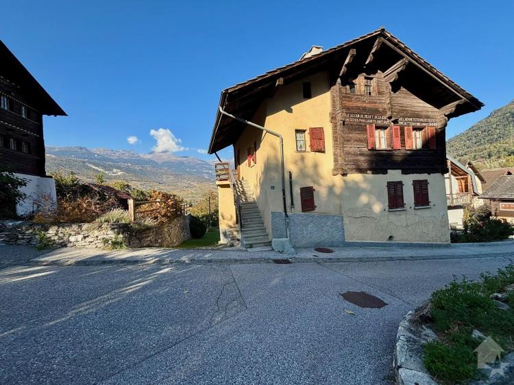 Maison villageoise avec granges et lot de parcelles constructibles