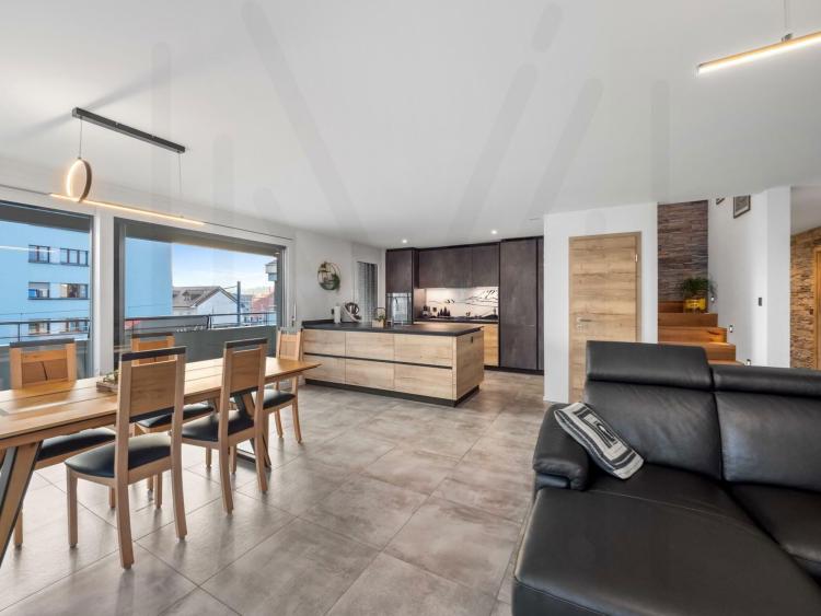 Duplex 5.5 pièces d'exception au dernier étage avec vue panoramique au coeur du village de Broc !