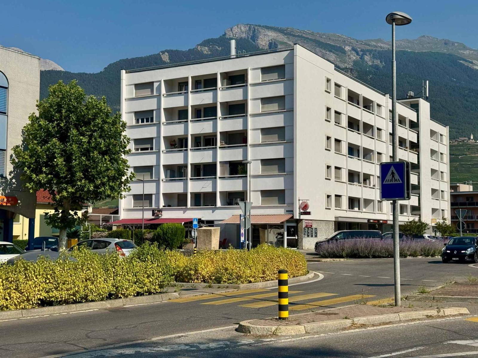 Arcade commerciale, tea-room de 100 m2 à louer à Conthey